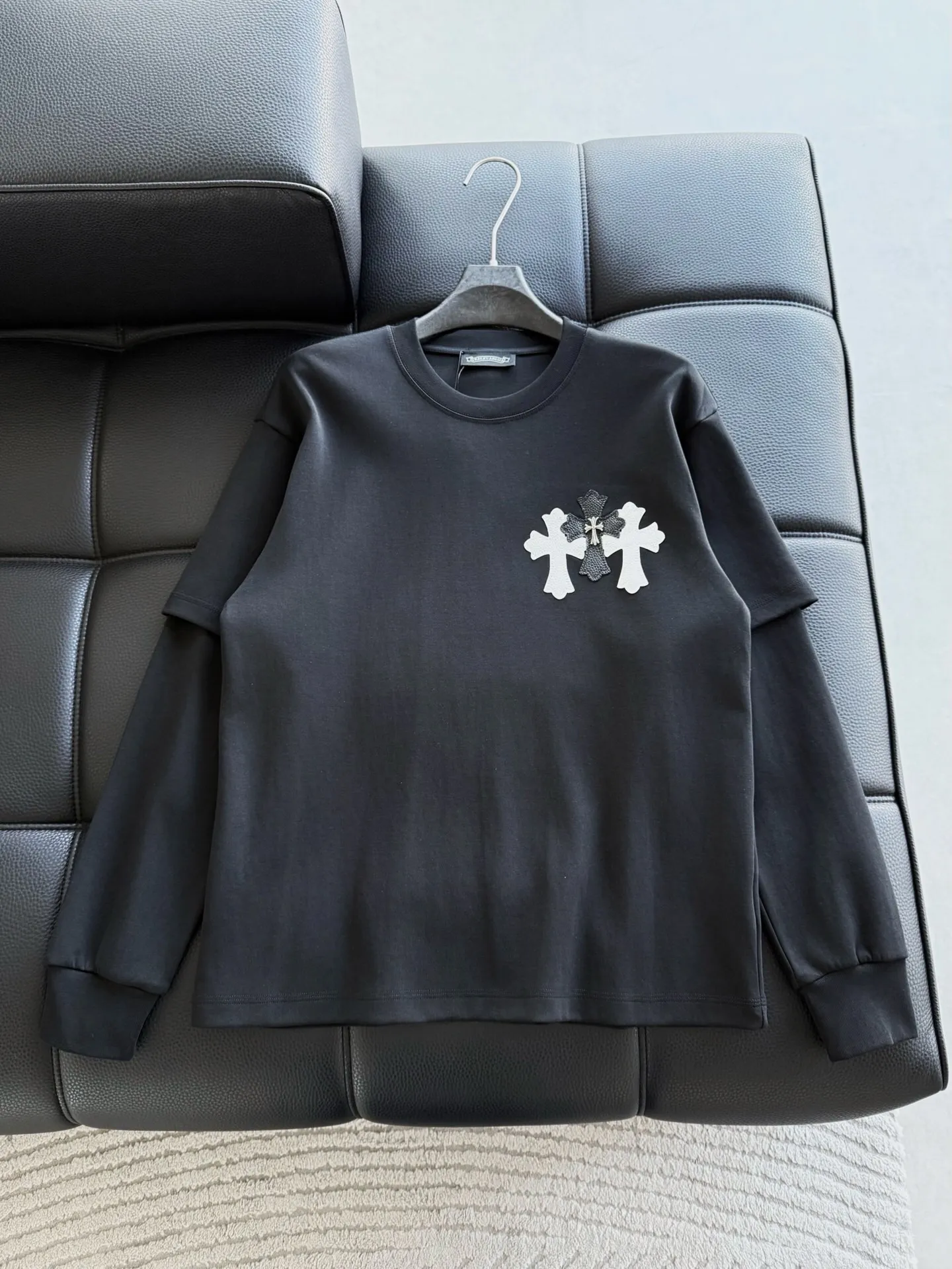 P436 Chrome Hearte CH SS new cross horseshoe Chrome Heart Sanskrit three-dimensional patch show craftsmanship. Double-sided cotton double yarn jersey fabric, custom dyed in the same vat with special bold 32-count double-ply 1X1 thread. .Light luxury, a must-have item for daily commuting for men and women.  Color: Black White Size: M~3x Style No.: 3590